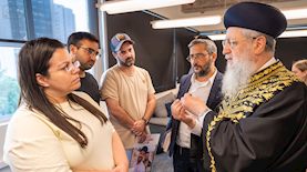 הרב יוסף עם המשפחות, צילום: אוריאל אבן ספיר